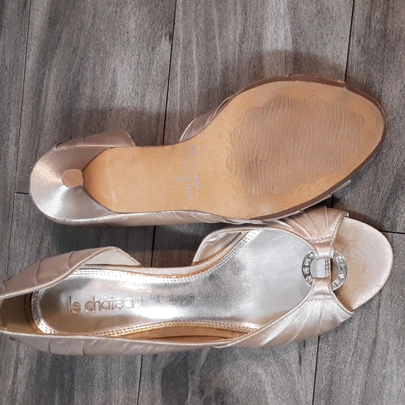 Le Chateau 1" Heels - Picture 4 of 4